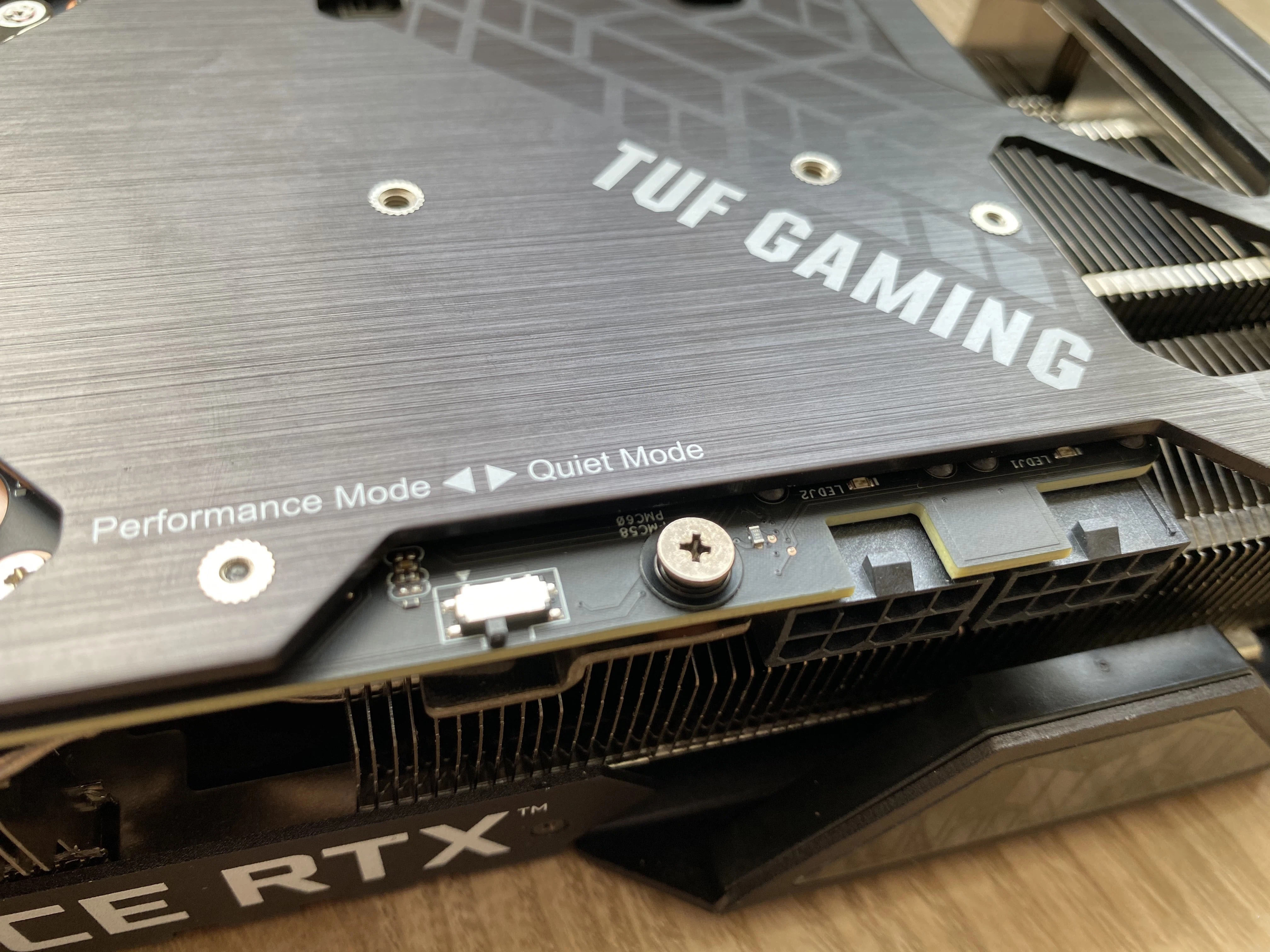 Cần gạt thay đổi thiết lập Asus Tuf Gaming RTX 3080 OC