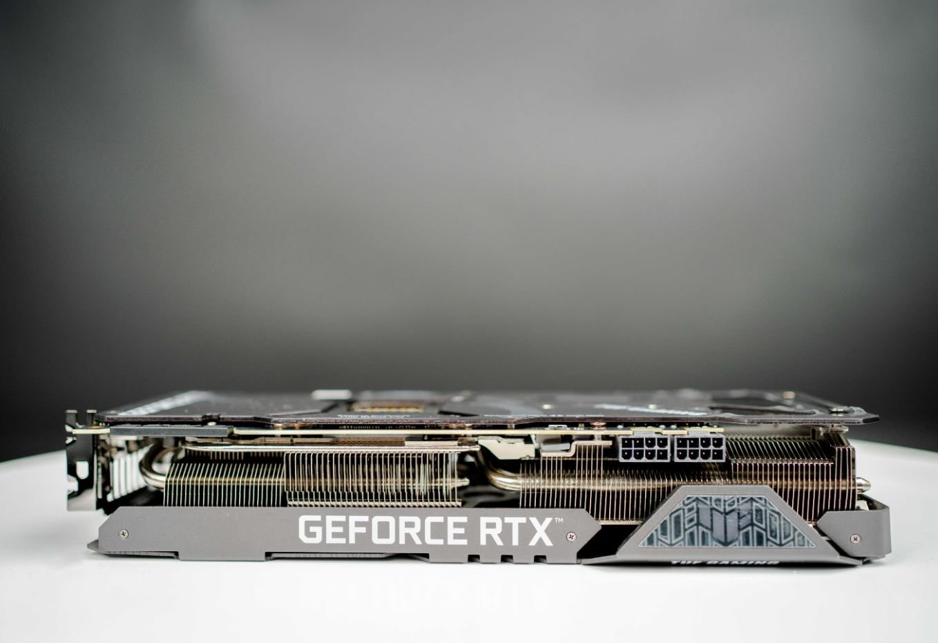 Mặt cạnh ngoài của TUF RTX 3090 có để thương hiệu Geforce RTX