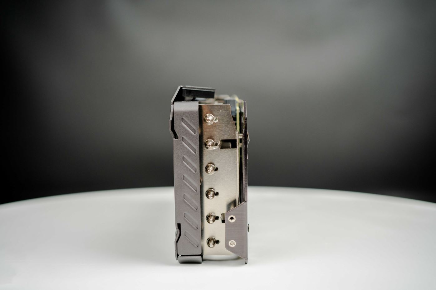 Mặt cạnh bên có 6 đầu ống đồng được mạ niken