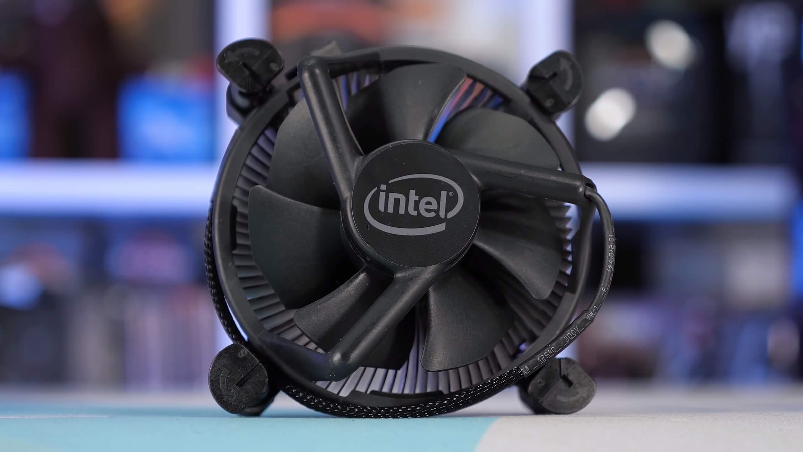 Intel Cuối Cùng Cũng Chịu Thay Đổi Thiết Kế Tản Nhiệt Stock CPU: Tốt Hơn