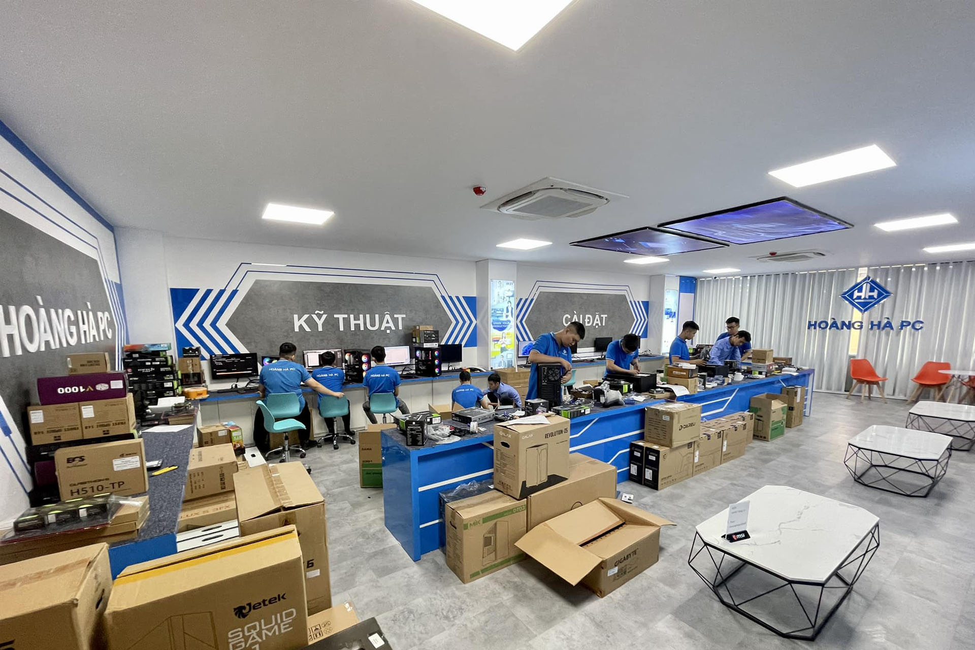 Showroom Hoàng Hà PC cầu giấy