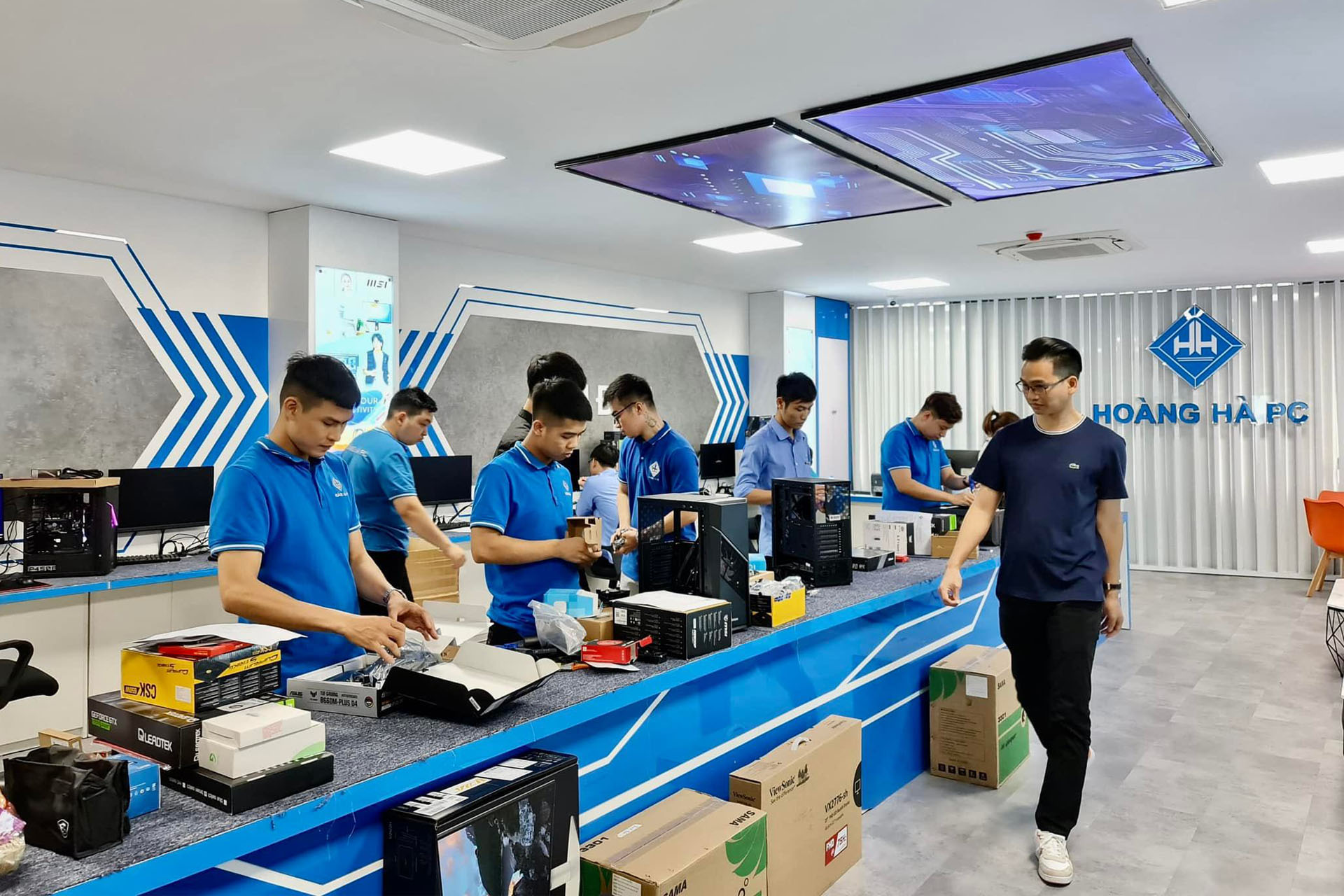 Showroom Hoàng Hà PC cầu giấy