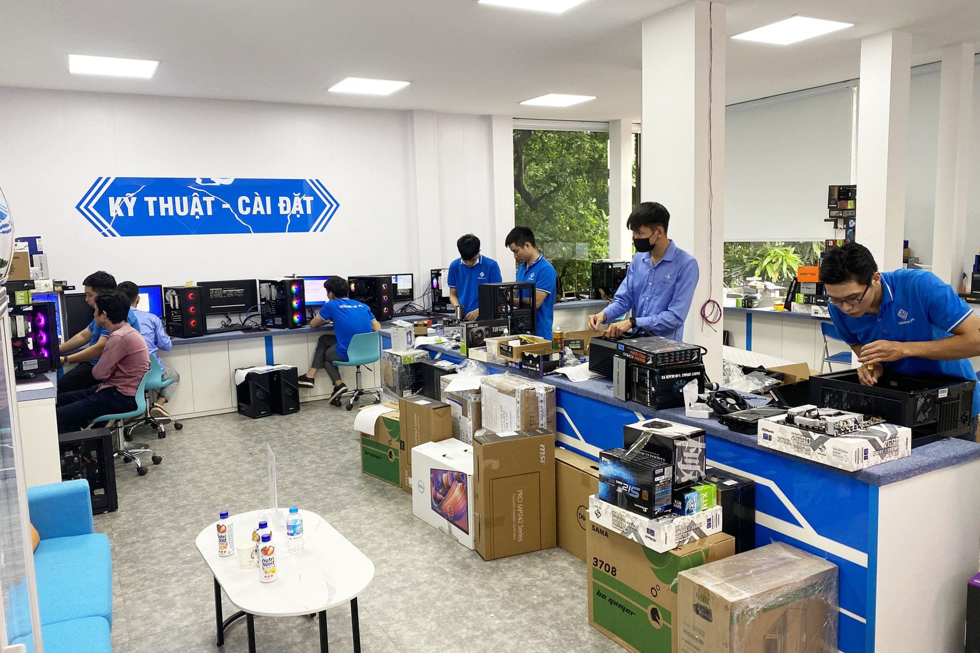 Showroom Hoàng Hà PC Đống Đa