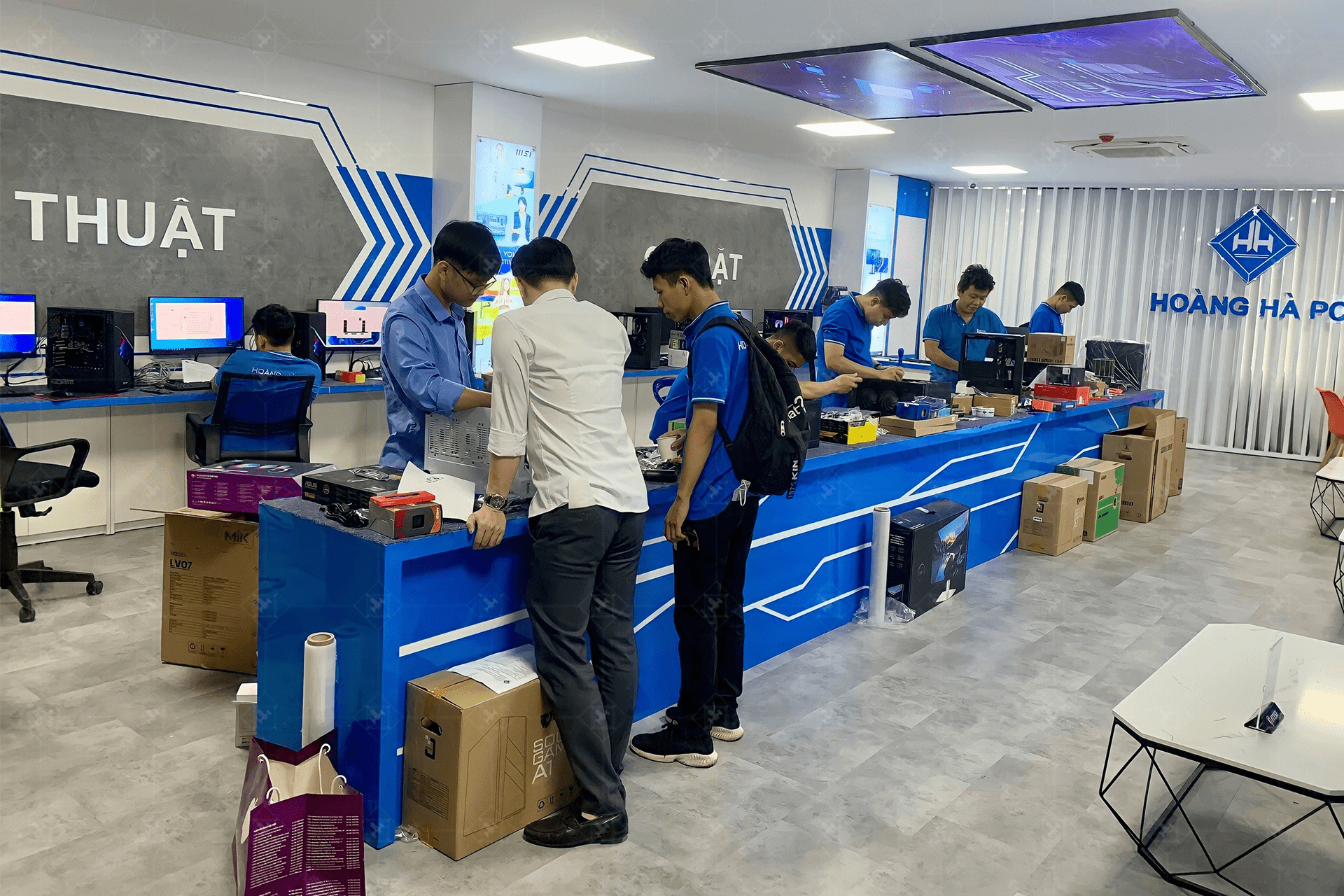 Showroom Hoàng Hà PC cầu giấy